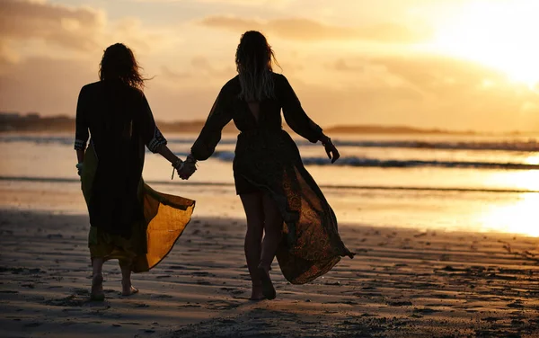 Прогуляйся Дикой Стороне Молодые Люди Вместе Пляже — стоковое фото