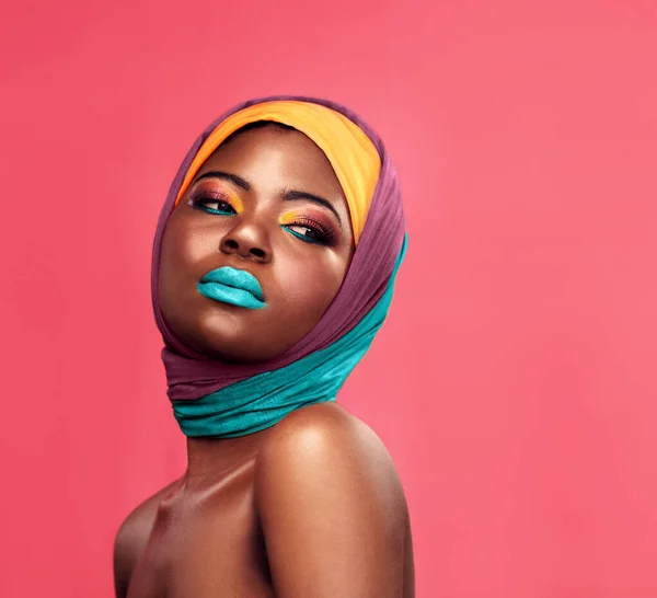 創造的な 芸術と文化のためのスタジオで黒の女性とメイク ファッションやスカーフ アフリカとカラーモックアップのためのピンクの背景に隔離されたモデルの顔を持つ美しさ 化粧品 — ストック写真