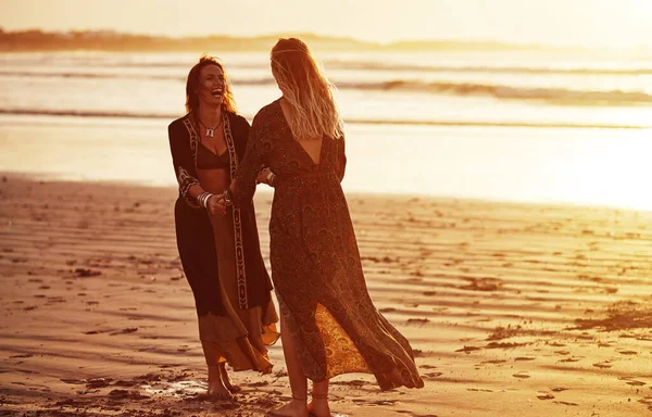 Não Preocupe Ser Hippie Jovens Juntos Praia — Fotografia de Stock