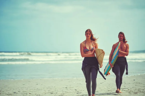 Hayatın Bize Sunduğu Her Şeye Hazırlıklıyız Sahilde Sörf Tahtasıyla Yürüyen — Stok fotoğraf