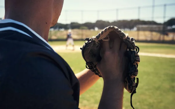 Boisko Rękawica Ręce Człowieka Boisku Baseballu Konkurencję Szkolenia Gry Akcja — Zdjęcie stockowe