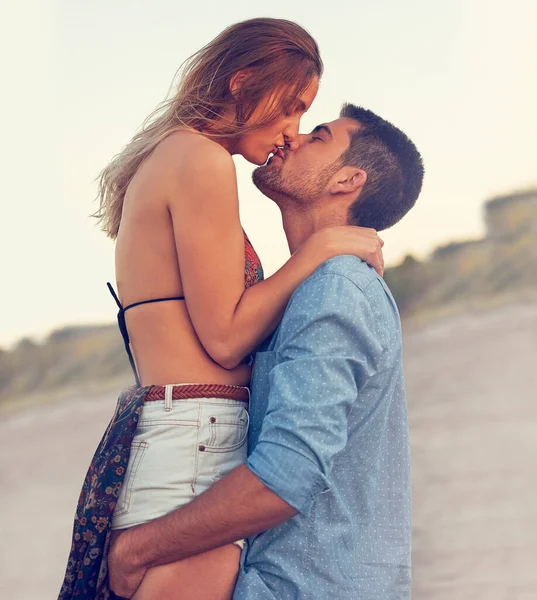 Dulce Romance Verano Una Pareja Joven Cariñosa Playa —  Fotos de Stock
