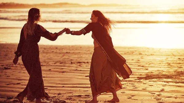 君の雰囲気が好きだ 2人の若い女性が日没時にビーチで過ごし — ストック写真