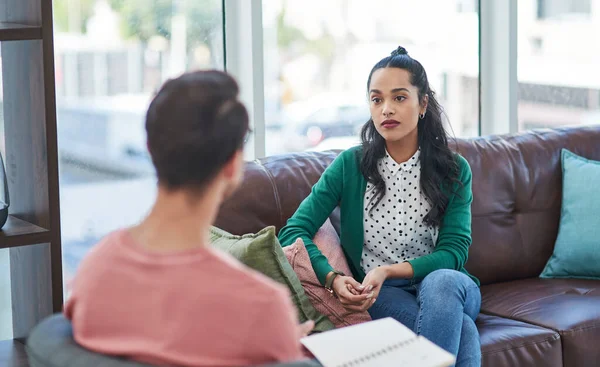 Salud Mental Terapia Asesoramiento Con Psicólogo Una Paciente Hablando Consultorio —  Fotos de Stock