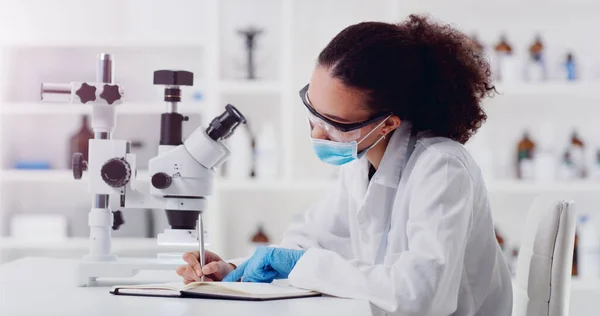 Science Écriture Femme Scientifique Avec Microscope Pour Recherche Médecine Analyse — Photo