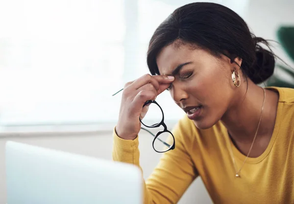 Ból Ból Głowy Kobieta Biznesu Laptopie Stres Problemy Zdrowiem Psychicznym — Zdjęcie stockowe