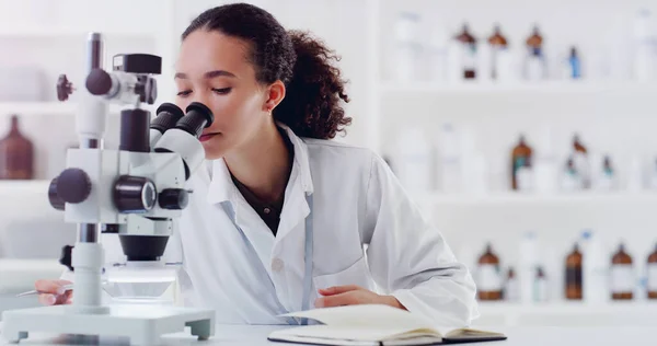 Badania Mikroskop Kobieta Naukowiec Piszący Dla Nauki Medycyny Analizy Danych — Zdjęcie stockowe