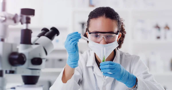 Laborantin Wissenschaftlerin Und Pflanzenchemikerin Mit Wissenschaftlicher Arbeit Labormaske Medizinischer Test — Stockfoto