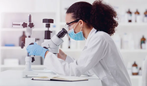 Microscope Analyse Échantillons Femme Scientifique Dans Laboratoire Pour Science Coexistence — Photo