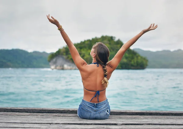 タイの休暇に幸福と自由を持つ女性 オープンアームと海の桟橋の休日 青い水で夏の旅行で海とビーチで木製のデッキと女性の人 バックと熱帯の島 — ストック写真