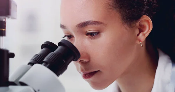 Wissenschaft Gesicht Und Mikroskop Mit Frau Labor Für Expertenforschung Medizin — Stockfoto