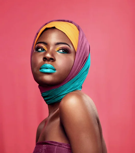 創造的な 芸術と文化のためのスタジオで黒の女性とファッション 美しさとスカーフ メイク 化粧品 アフリカと色のモックアップのためのピンクの背景に隔離されたモデルの顔を持つ自然 — ストック写真