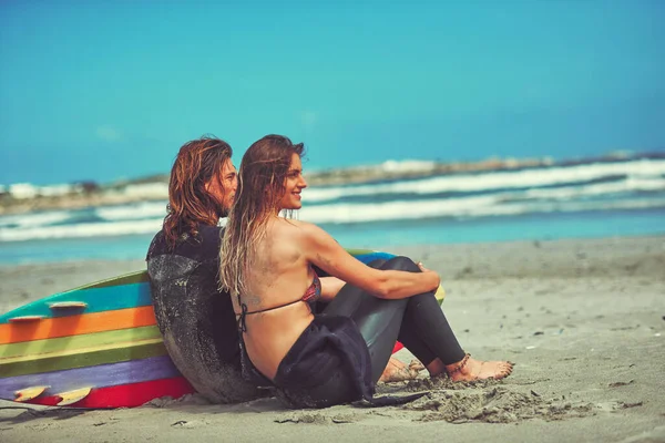 Vivete Amore Acqua Una Giovane Coppia Che Surf Spiaggia — Foto Stock
