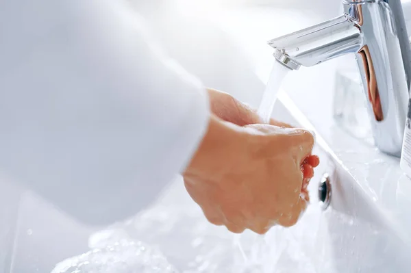 Είναι Ώρα Πλυθείς Μια Αγνώριστη Γυναίκα Που Πλένει Χέρια Της — Φωτογραφία Αρχείου