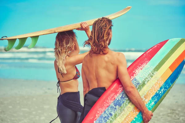 Perseguir Ondas Jovem Casal Caminhando Praia Com Suas Pranchas Surf — Fotografia de Stock