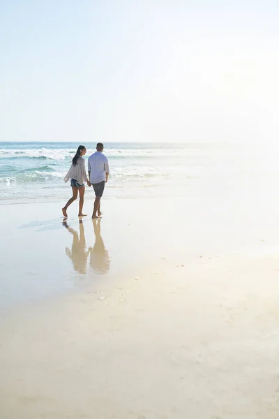 彼らは決して屋内にこの美しいアウト時に立ち往生 ビーチを散歩している若いカップルが — ストック写真