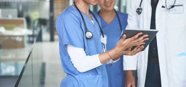Can You Have Look Results Unrecognizable Doctor Standing His Nurses — Stock Photo, Image