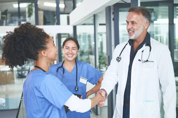 Leave Handsome Mature Doctor Standing Shaking Nurses Hand Clinic — Stock Photo, Image