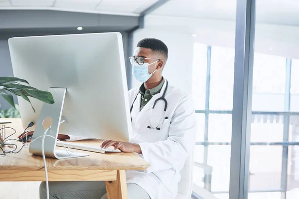 환자들에게 전염병에 정보를 보내고 있어요 마스크를 컴퓨터를 사용하는 진료실에 — 스톡 사진