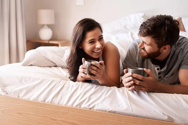 Bed Koffiebeker Happy Couple Bonding Ontspannen Genieten Van Ochtend Latte — Stockfoto