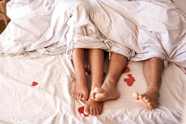 Bett Beine Und Paar Mit Valentinstag Herz Romantik Oder Emoji — Stockfoto