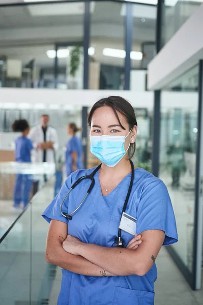 Estoy Mejor Momento Con Bata Retrato Recortado Una Atractiva Enfermera — Foto de Stock
