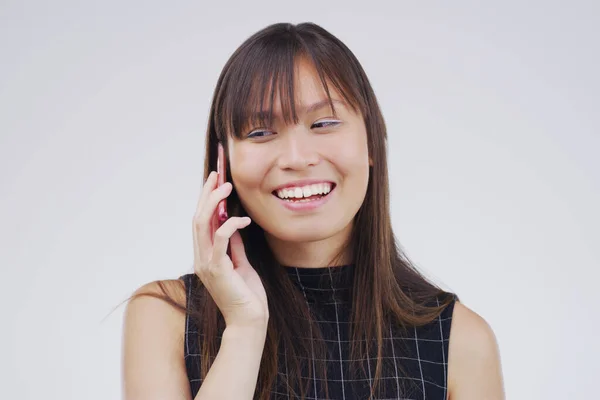 Telefoongesprek Praten Aziatische Vrouw Studio Glimlach Voor Gesprek Spreken Chatten — Stockfoto