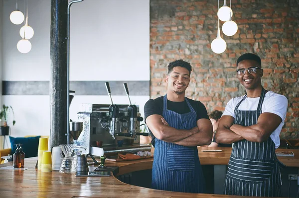 Quelqu Dit Café Deux Jeunes Hommes Confiants Travaillant Dans Café — Photo