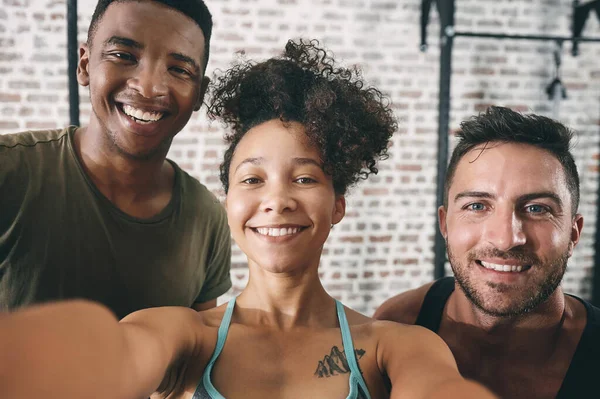 Egzersizin Bizi Nasıl Hissettirdiğini Herkesin Bilmesini Istiyoruz Spor Salonunda Selfie — Stok fotoğraf
