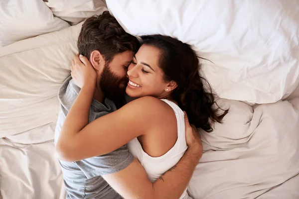 Schlafzimmer Hause Zuneigung Und Glückliches Paar Umarmen Entspannen Und Genießen — Stockfoto