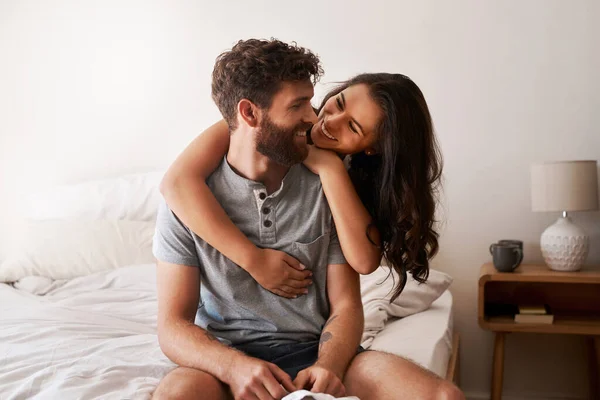 家卧房和幸福的夫妻拥抱在一起 牵挂在一起 度过了一个悠闲的早晨 结合在一起 婚姻或浪漫的人抱着爱 关心和享受床上的美好时光 — 图库照片