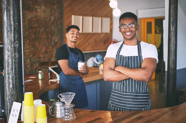 Não Competição Com Nosso Café Dois Jovens Confiantes Trabalhando Café — Fotografia de Stock