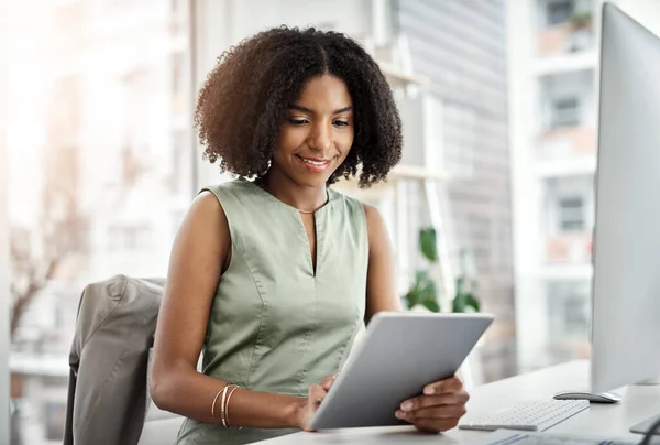 ウェブサイト分析 オンライン管理と技術ソリューションのためのオフィスでタブレット スクロールし ビジネスの女性 アフリカ人のデジタルアプリケーションやコンピュータ研究に関する計画 入力またはレビュー — ストック写真