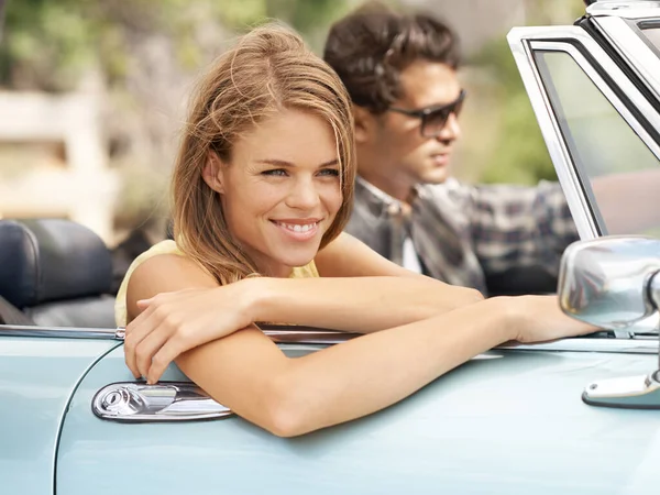 感觉自由 一个年轻快乐的女人和她的男朋友一起坐跑车 — 图库照片
