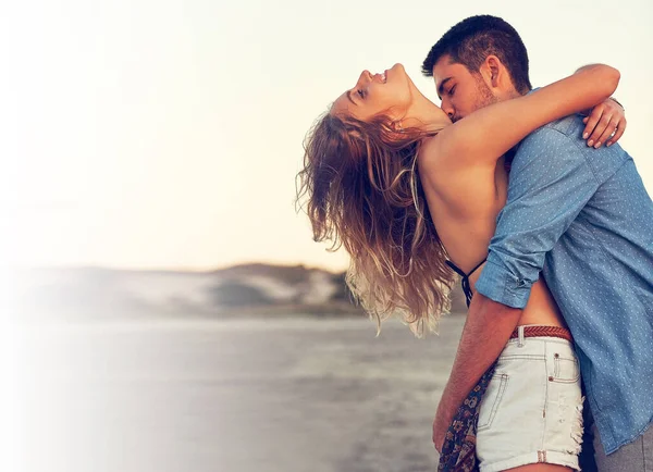 Romantism Zilele Vară Departe Cuplu Tânăr Afectuos Plajă — Fotografie, imagine de stoc