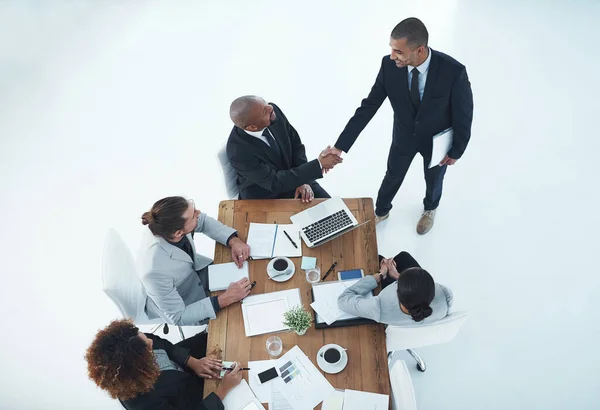 Bem Vindo Equipa Dois Empresários Apertando Mãos Uma Reunião Pessoal — Fotografia de Stock