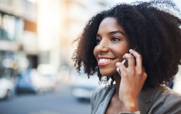 Glückliche Geschäftsfrau Telefonanruf Und Stadt Für Gespräche Kommunikation Oder Networking — Stockfoto