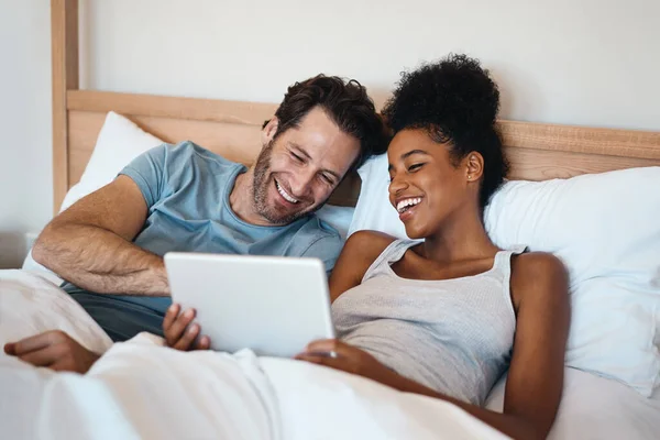 Mutlu Çift Tablet Yatakta Gülüşmeler Komik Eğlence Şaka Sabah Evde — Stok fotoğraf