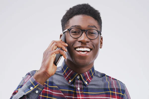 Telefonhívás Boldog Portré Fekete Férfi Stúdióban Beszélgetés Beszélgetés Vicces Chat — Stock Fotó