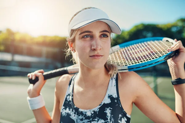 Tennis Court Femme Pensant Extérieur Pour Remise Forme Entraînement Routine — Photo