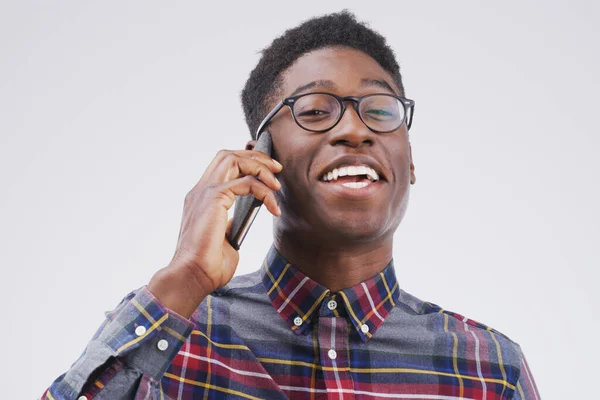 Telefonhívás Portré Izgatott Fekete Férfi Stúdióban Beszélgetésre Beszélgetésre Vicces Csevegésre — Stock Fotó