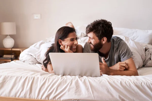 Bett Laptop Und Glückliches Paar Entspannen Sich Lächeln Und Freuen — Stockfoto