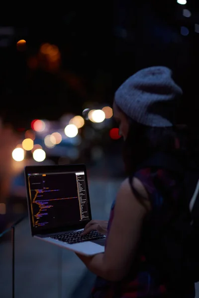 Хакер Код Ніч Жінкою Екраном Ноутбука Викупу Кібербезпеки Фішингу Кодування — стокове фото