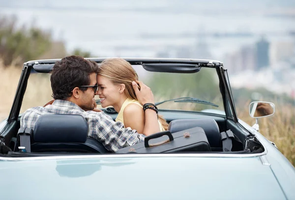 Enjoying Afternoon Lookout Attractive Young Couple Convertible While Roadtrip — Stock Photo, Image