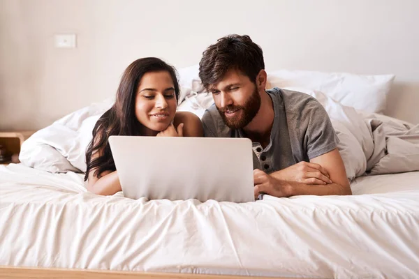 Schlafzimmer Laptop Glücklich Und Paar Lesen Web Informationen Beziehung Blog — Stockfoto