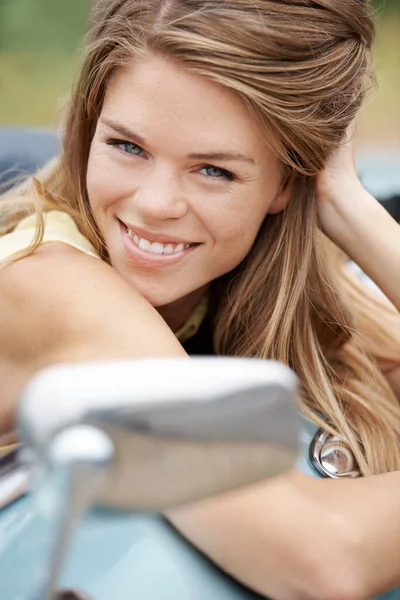 Summer Beauty Gorgeous Young Woman Relaxing Convertible While Roadtrip — Stock Photo, Image