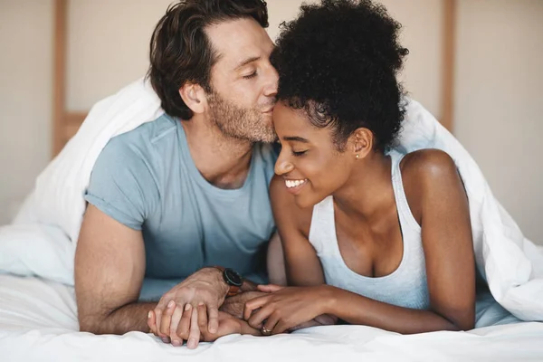 Glückliches Gemischtrassiges Paar Bett Und Morgenkuss Entspannter Oder Verbindender Beziehung — Stockfoto