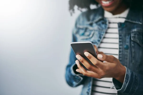 手机和女人通过墙壁背景打字与发短信 模拟空间或电子邮件在网络上 非洲女孩 智能手机和社交网络应用上的博客 帖子或视频聊天 以促进连通性 — 图库照片