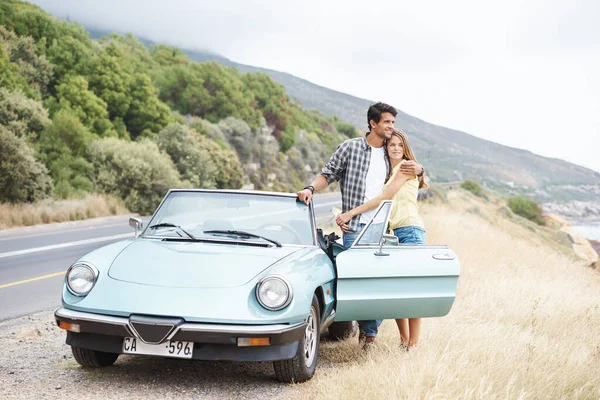 Look View Romantic Young Couple Standing Alongside Convertible While Roadtrip — Stock Photo, Image