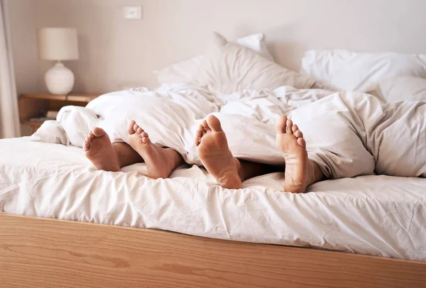 卧室的腿和疲惫的夫妇在家里休息 为了早上的健康 健康和疲劳而感到舒适和安宁 脚和筋疲力尽的男人 女人或睡在公寓床上以求舒适的人 — 图库照片